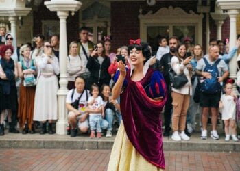 Disney dress code - picture of woman dressed as Snow White