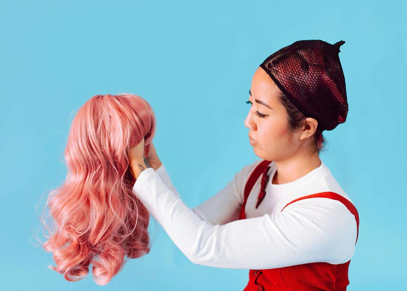 Styling cosplay wigs - woman holding a pink wig